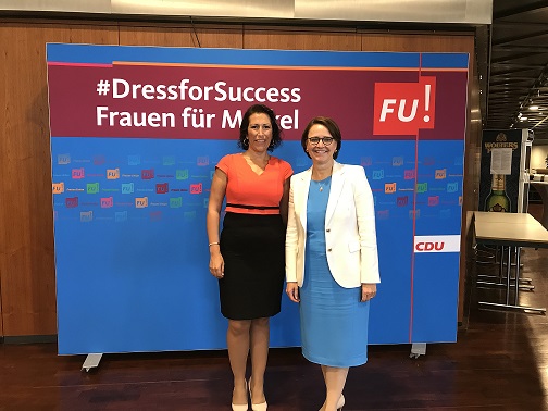 Kristy Augustin MdL (links) mit der Bundesvorsitzenden der Frauen Union Annette Widmann-Mauz MdB (rechts)